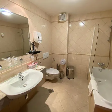 Laguna Hotel 4*
